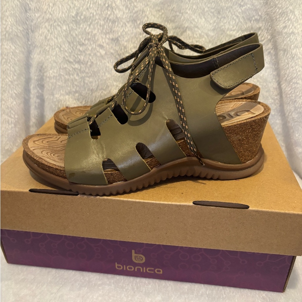 🤎 🆕 NEW IN BOX BIONICA Sorena Ghillie Wedge Sandal - Olive Leather 🤎 - Picture 3 of 8
